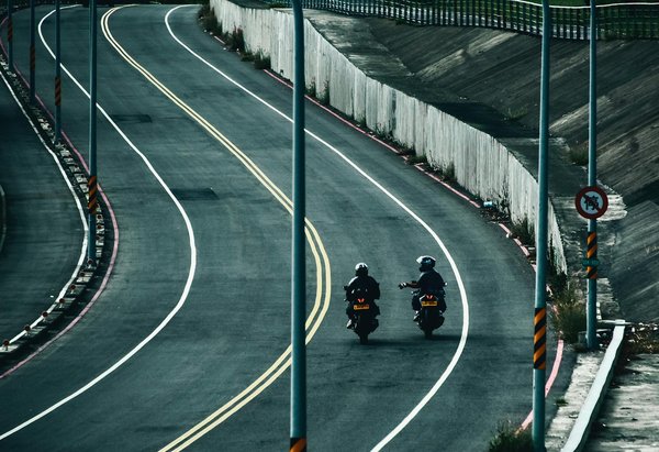 Comment choisir des repose-pieds réglables pour une meilleure ergonomie sur une moto de sport ?